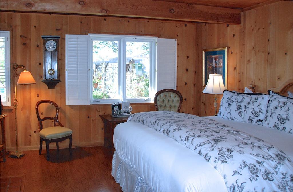 Carmel Garden Inn Room photo
