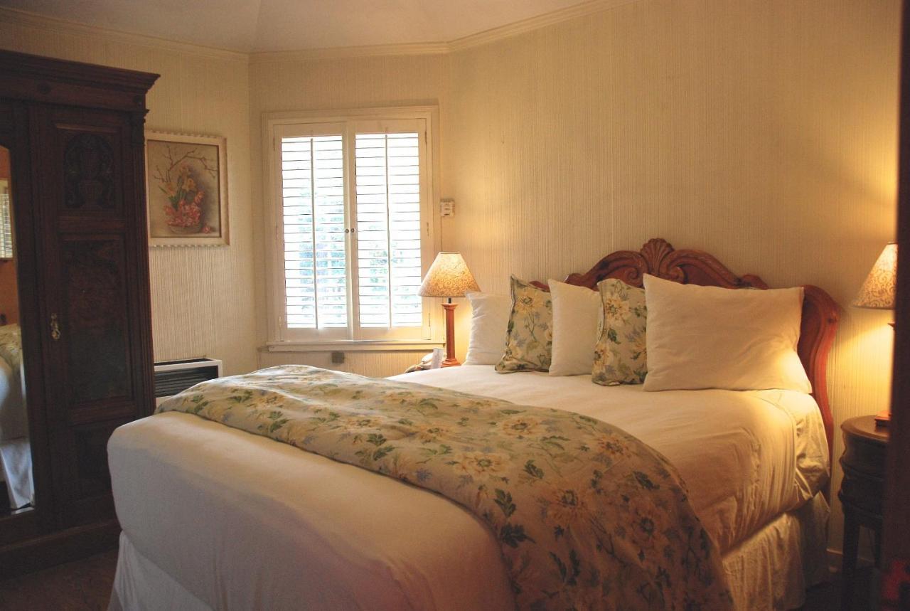 Carmel Garden Inn Room photo